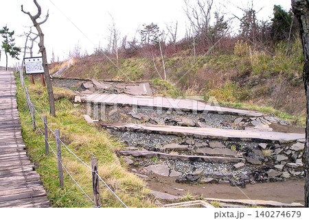 2004年11月の有珠山噴火後の断層1 2004年11月の有珠山噴火後の断層1 140274679