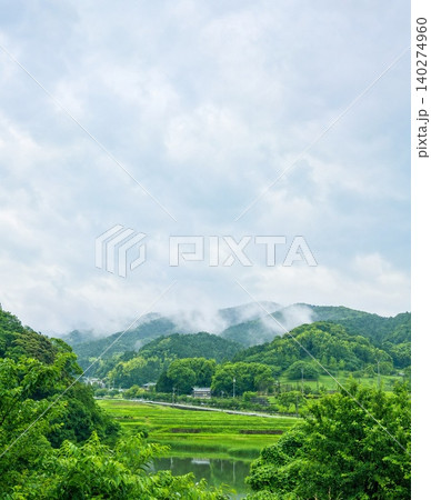 霧の山々と田園風景 霧の山々と田園風景 140274960