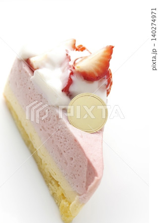 いちごのムースケーキとクリーム いちごのムースケーキとクリーム 140274971
