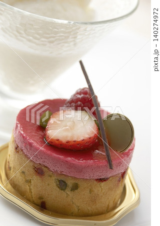 いちごとラズベリーのムースケーキ 140274972