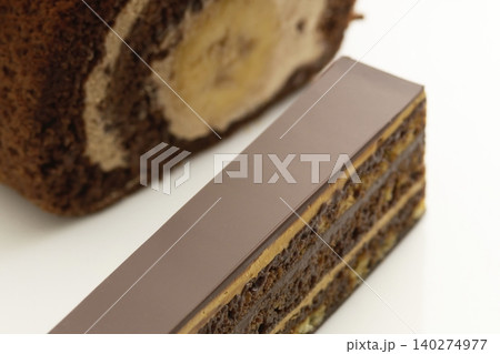 チョコレートのオペラケーキのカット チョコレートのオペラケーキのカット 140274977
