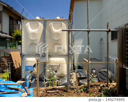 住宅地にある大型の貯水タンク 140274995