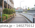 住宅街の狭い路地 140275012