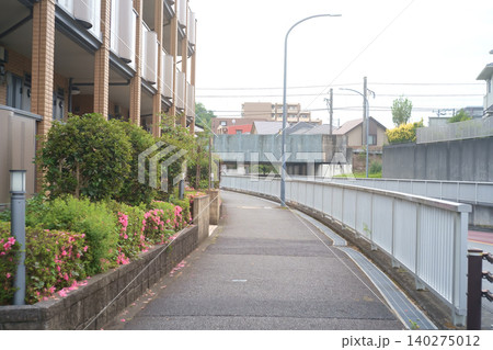 住宅街の狭い路地 住宅街の狭い路地 140275012