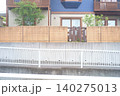 錆びたトタン屋根の建物 140275013