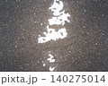 道路に落ちた枯葉 140275014