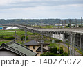 大地に沿って湾曲する鉄道の高架橋 140275072
