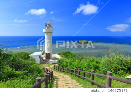 【沖縄県】晴天の平久保崎灯台と大地離島(石垣島) 【沖縄県】晴天の平久保崎灯台と大地離島(石垣島) 140275171