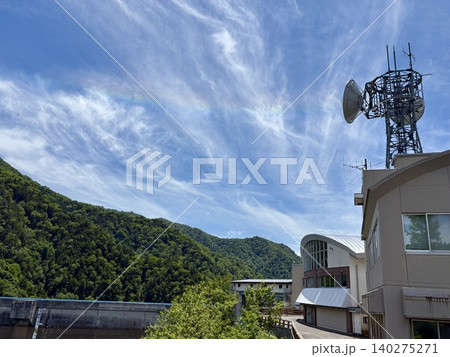 矢木沢ダムの電波塔の上空に現れた真っ直ぐな虹(環水平アーク) 矢木沢ダムの電波塔の上空に現れた真っ直ぐな虹(環水平アーク) 140275271