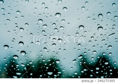雨粒がついた窓ガラスの背景 雨粒がついた窓ガラスの背景 140275305