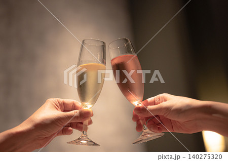 落ち着いた照明で乾杯する二つのグラス 落ち着いた照明で乾杯する二つのグラス 140275320
