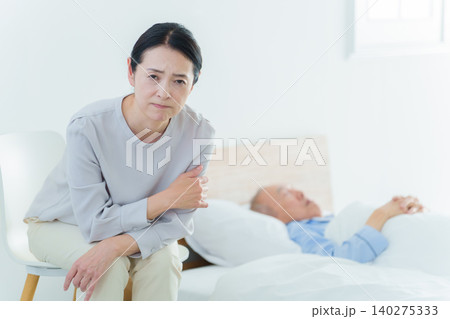 親の介護に悩む女性 140275333