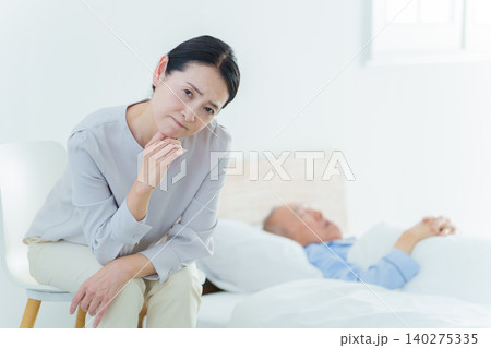 親の介護に悩む女性 140275335