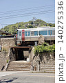 尾道の街を走るJR列車と天寧寺三重塔のある風景 140275336