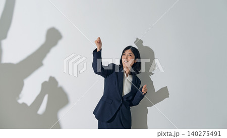 人々に応援される女性ビジネスパーソン 140275491