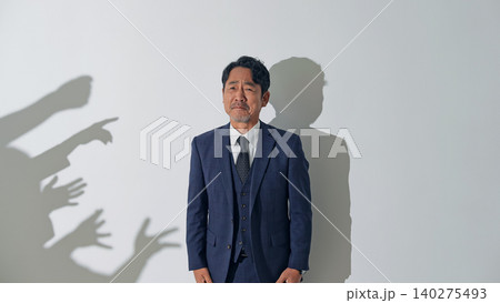 人々に批判される男性ビジネスパーソン 人々に批判される男性ビジネスパーソン 140275493