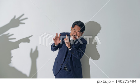 人々に批判される男性ビジネスパーソン 人々に批判される男性ビジネスパーソン 140275494
