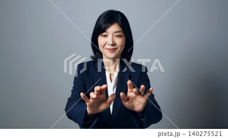 空中の画面に入力する女性 140275521