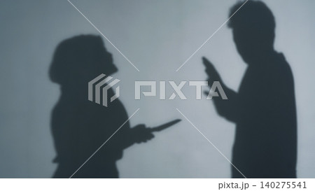 男性に刃物を突きつける女性のシルエット 男性に刃物を突きつける女性のシルエット 140275541