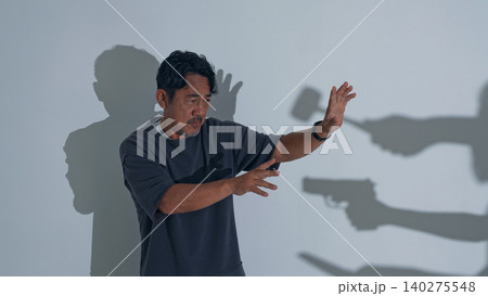 武器を持った集団に立ち向かうミドル男性 武器を持った集団に立ち向かうミドル男性 140275548