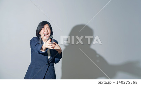大笑いする女性ビジネスパーソン 大笑いする女性ビジネスパーソン 140275568