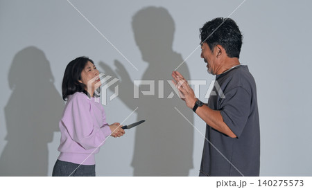 男性にナイフを突きつける女性 男性にナイフを突きつける女性 140275573