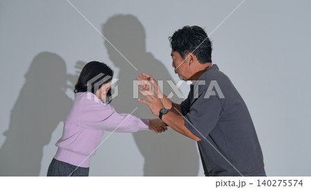 男性をナイフで刺す女性 男性をナイフで刺す女性 140275574