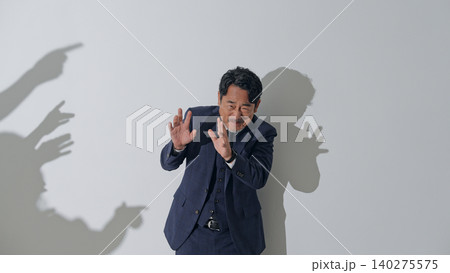 人々に批判される男性ビジネスパーソン 人々に批判される男性ビジネスパーソン 140275575