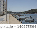 尾道水道に浮かぶ小型船と港町の風景 青空の広がる広島県尾道市 140275594