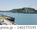 尾道水道を望む展望デッキと造船所のある港風景 140275595