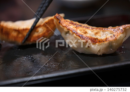 黒皿で焼き目が香ばしい餃子 黒皿で焼き目が香ばしい餃子 140275732