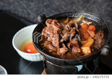 卵を添えた熱々のすき焼き鍋 卵を添えた熱々のすき焼き鍋 140275735