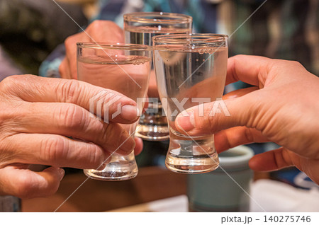 日本酒で乾杯する手元 日本酒で乾杯する手元 140275746