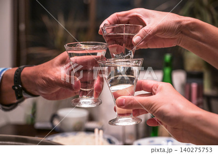 三人で日本酒を合わせる乾杯 140275753
