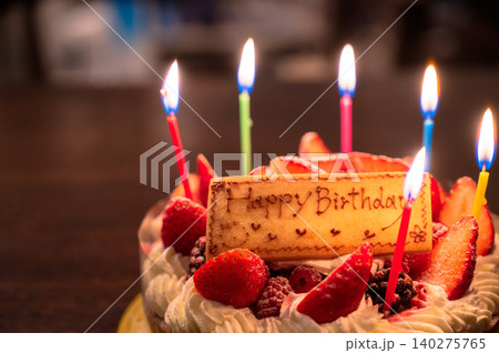 ろうそくを灯した誕生日ケーキ 140275765