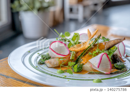 彩り野菜を添えた魚料理 彩り野菜を添えた魚料理 140275786