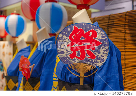 祭り衣装とうちわの飾り 祭り衣装とうちわの飾り 140275798