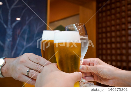 ビールグラスで乾杯する手元 140275801