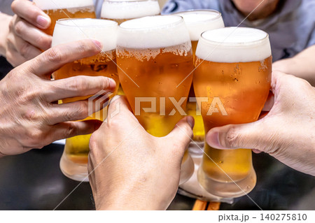 ビールジョッキで乾杯する手元 ビールジョッキで乾杯する手元 140275810