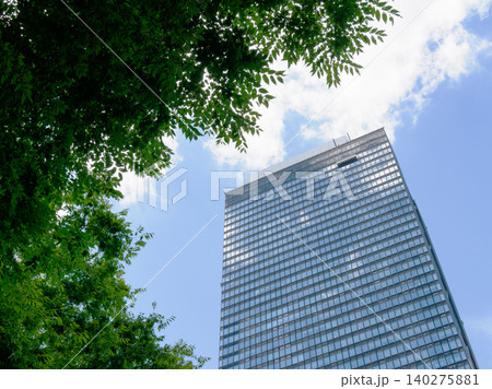 高層ビルを見上げるオフィス街の風景 高層ビルを見上げるオフィス街の風景 140275881