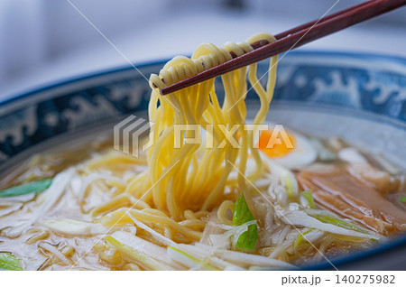 ラーメンの麺上げクローズアップ 140275982