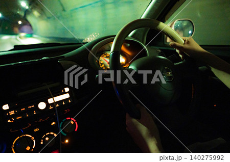 夜の車内で運転する手元 夜の車内で運転する手元 140275992