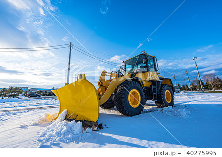 雪原に停まる除雪車 140275995