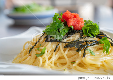 大葉と海苔をのせた明太子パスタ 140276015