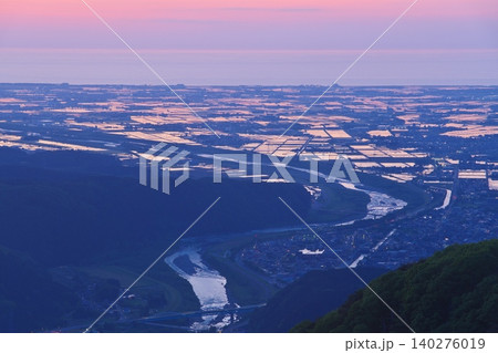 犀鶴林道（奥獅子吼山）から望む手取川扇状地の夕景　 140276019