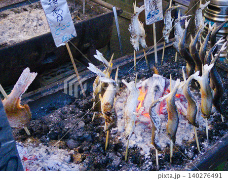 炭火でじっくり焼かれる鮎の塩焼き 炭火でじっくり焼かれる鮎の塩焼き 140276491
