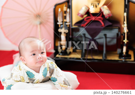 初節句　兜と赤ちゃん　端午の節句を祝う男児 140276661