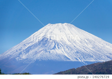 冠雪した秋の富士山 140276729