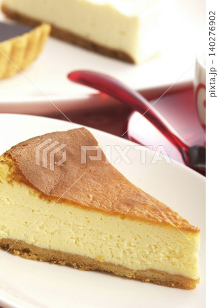 白い皿に乗ったチーズケーキのカット 白い皿に乗ったチーズケーキのカット 140276902