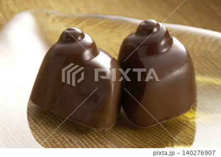 皿に乗った貝殻の形のチョコレートトリュフ 140276907